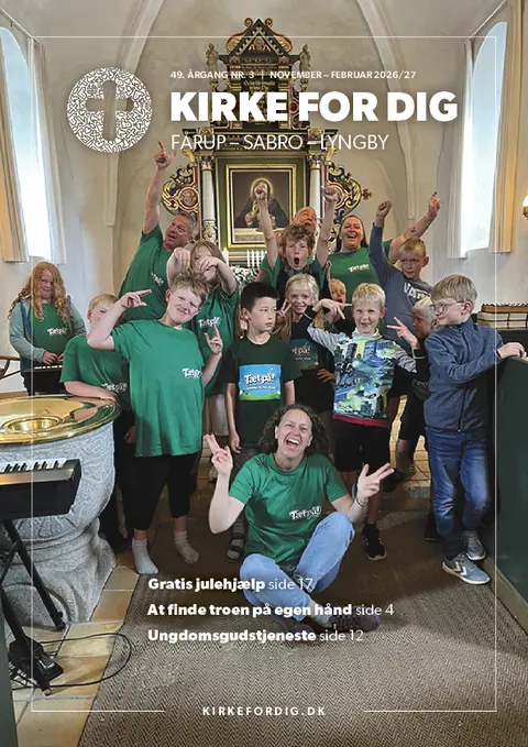 Eksempel på kirkemagasin med glade børn og voksne i kirken på forsiden
